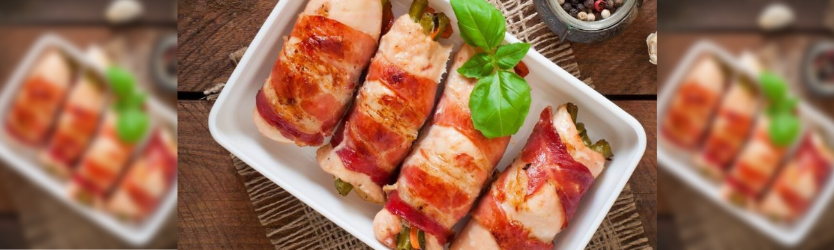 Baconben sült omlós csirkemell színesen, zöldbabos töltelékkel