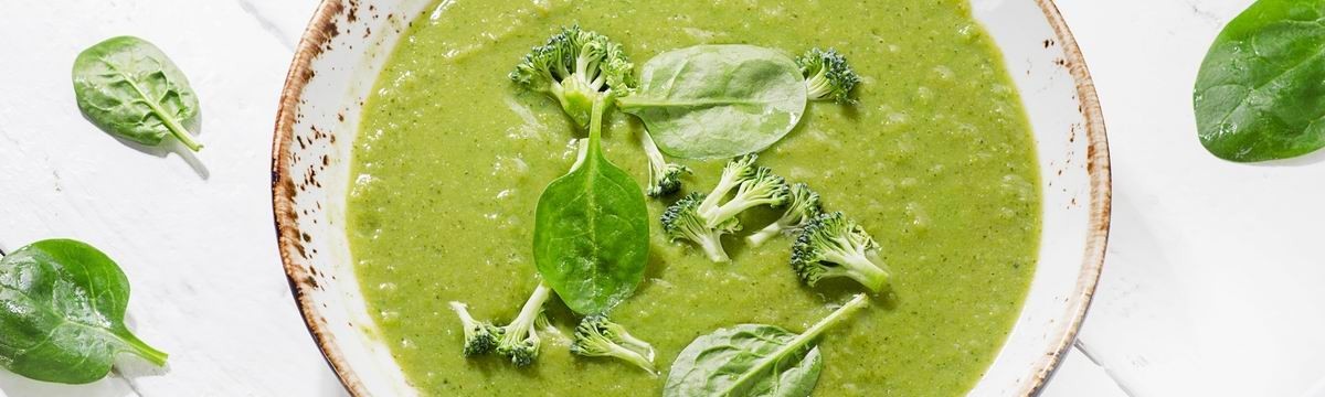 Szuperzöld leves egészségesen, brokkolival, spenóttal, babbal