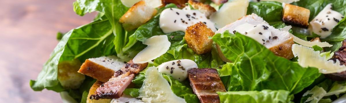 Caesar-saláta grillezett csirkével, szuperkrémes öntettel