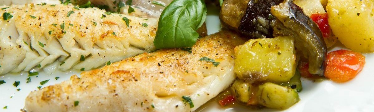 Egyedényes egészséges: tepsis hal szaftos zöldségekkel