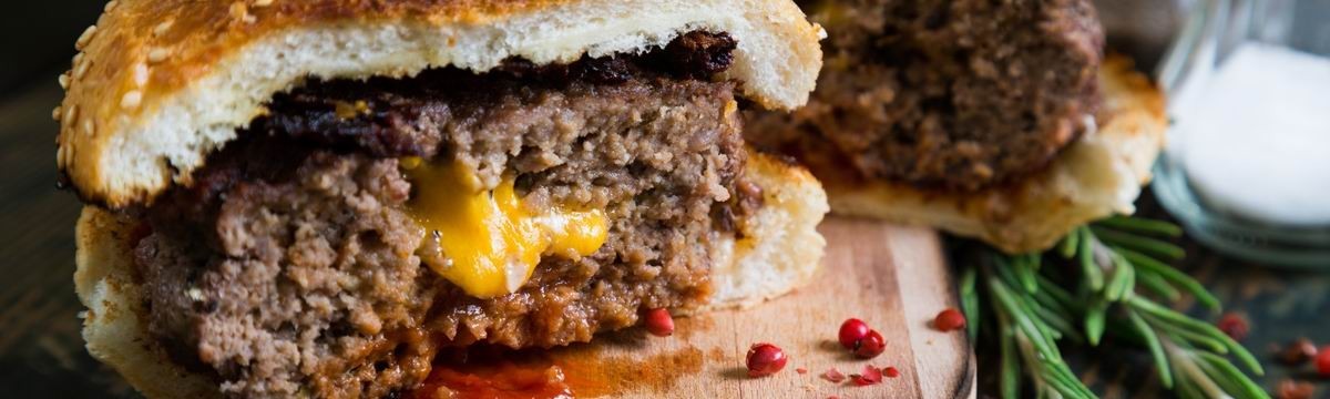 Sajttal töltött hamburger – így még szaftosabb a húspogácsa