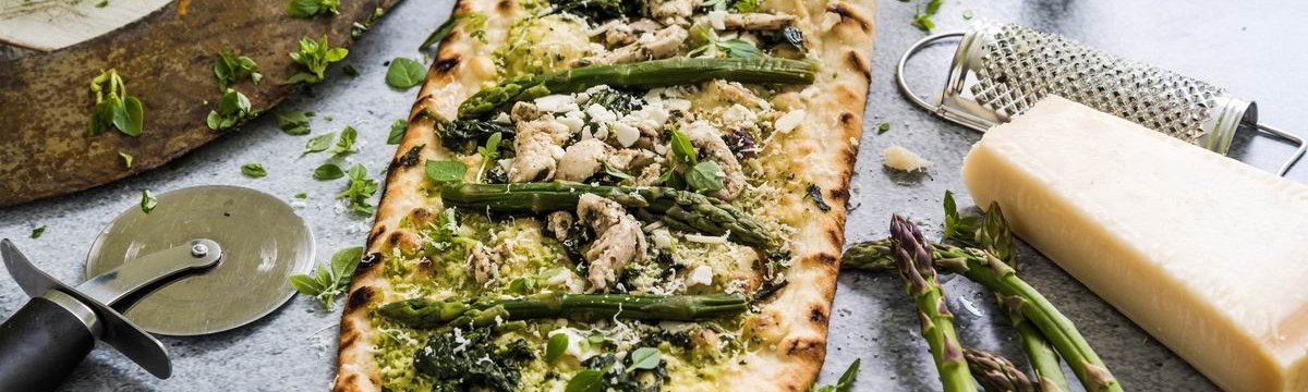 Pizza zöldre hangolva – spárgával, spenóttal és csirkével