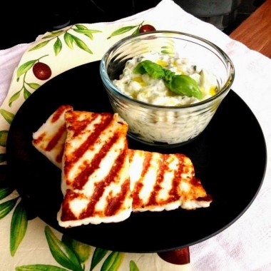 Csirkemell és sült sajt, főszerepben pedig a tzatziki
