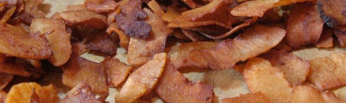Húsmentes bacon – vegán változat kókuszpehelyből, füstösen, ropogósan