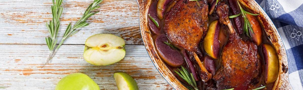 Márton-napi kötelező: omlós sült libacomb vörösborral és almával